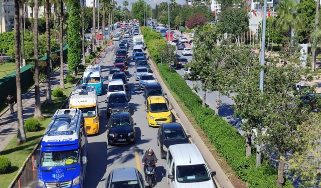 Mersin’de mesai çıkışında birçok yolda trafik kilitlendi