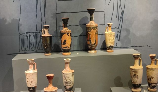 Mersin’de antik mezarda bulunan eserler, müzede sergileniyor