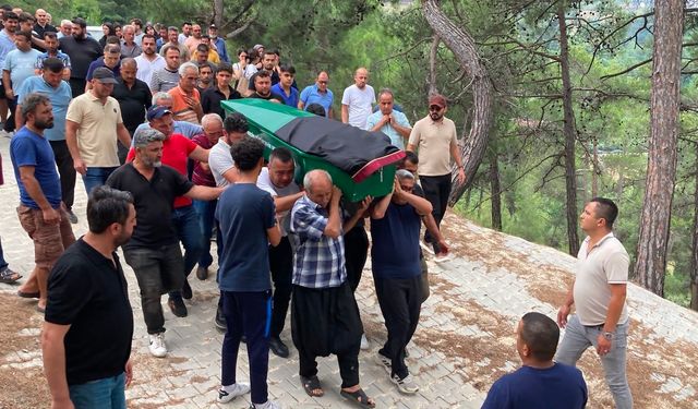 Mersin'de otomobilin çarptığı avukat, cübbesiyle son yolculuğuna uğurlandı