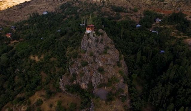 96 basamaklı kayalıkların üzerindeki ev 30 milyon liradan satışa sunuldu