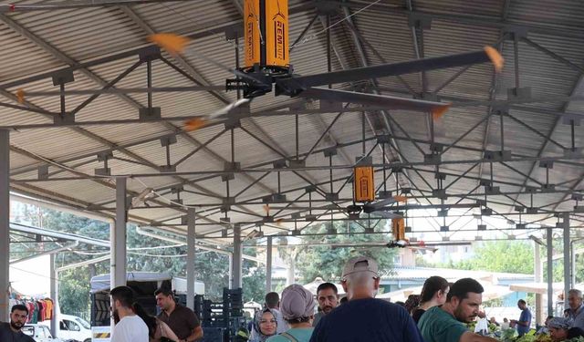 Adana sıcağı bunalttı, belediye pazara tavan vantilatörleri kurdu