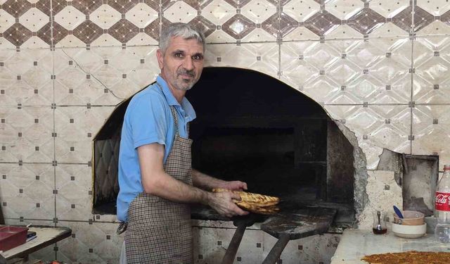 Adıyaman'da 400 derecelik fırının başında ekmek mesaisi