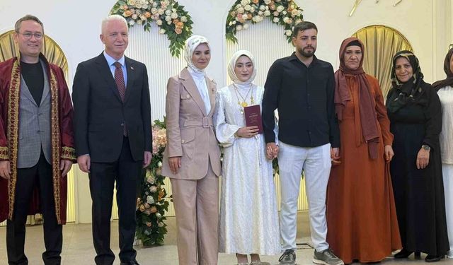 Aile ve Sosyal Hizmetler Bakanı Göktaş, evlilik kredisi desteğinden faydalanan çiftin nikah şahidi oldu