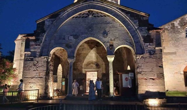 Akşamları ışıklandırılan Ayasofya ziyaretçileri hayran bırakıyor