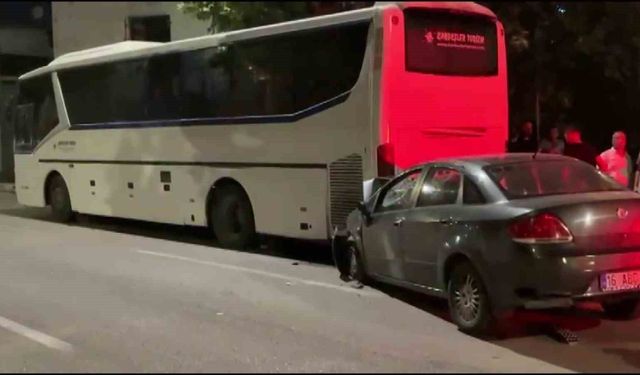 Alkollü sürücü önce duvara sonra otobüse çarptı: 2 ağır yaralı
