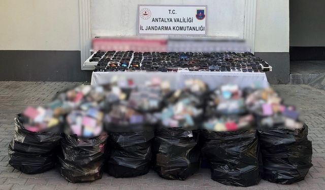 Antalya'da 5 milyon liraya yakın kaçak gözlük ve parfüm operasyonu