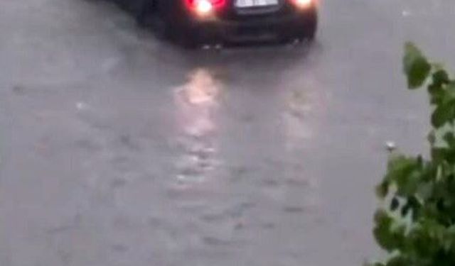 Avrupa yakasında sağanak etkili oldu: Yollar göle döndü, araçlar suda ilerleyemedi