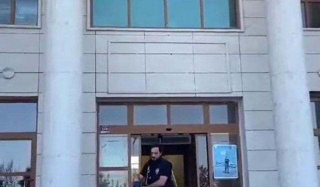 Ayrılmak istediği için evlatlarının önünde eli bıçaklı kocası tarafından öldüresiye dövüldü