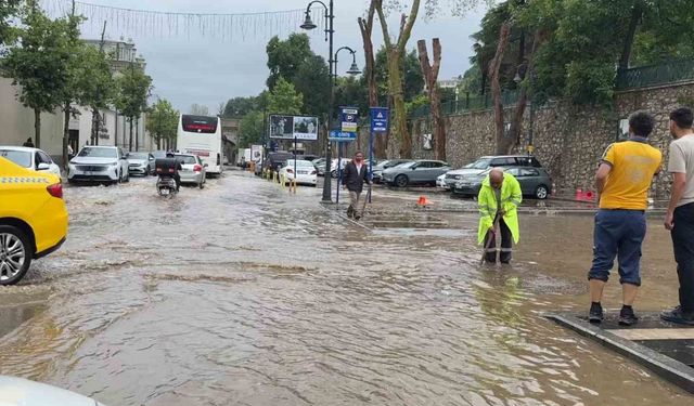 Beşiktaş'ta Çırağan Caddesi göle döndü: Sürücüler zor anlar yaşadı