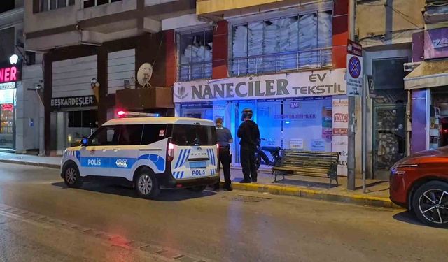 Binanın camını kıran şüpheliyi çevre esnafı yakaladı