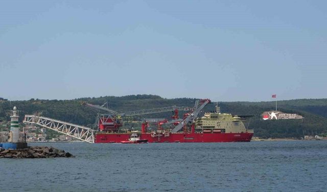 Boru döşeme gemisi 'JSD 6000' Çanakkale Boğazı'ndan geçti
