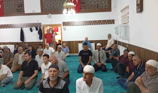 Bu cami yatsı namazlarında dolup taşıyor