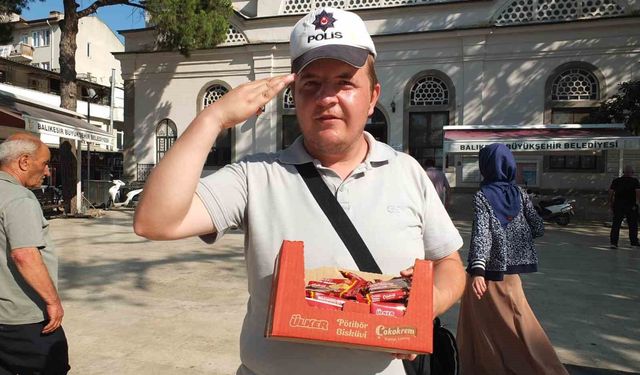 Burhaniye'de Polis şapkalı seyyar satıcı ilgi odağı oldu