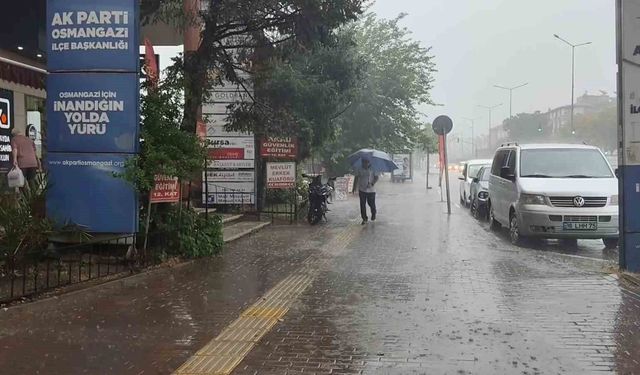 Bursa'da yollar göle döndü, vatandaşlar zor anlar yaşadı