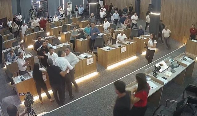 CHP'li belediye başkanının AK Partili meclis üyesinin üzerine yürüdüğü anlar kamerada