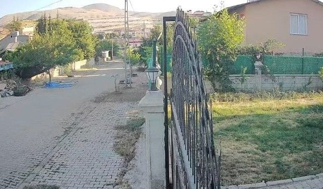 Malatya'daki deprem anı kameralara yansıdı