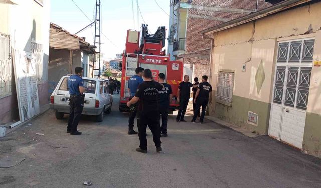 Depremde iki katlı müstakil evde kısmi göçük