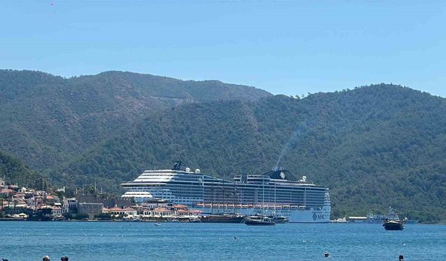 Dev yolcu gemisi Marmaris'e 5 bin yolcu ve mürettebatıyla demir attı