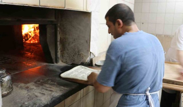 Diyarbakır'da 60 derece sıcakta 'ekmek' mesaisi