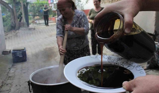 Doğal yöntemlerle hazırlanan dut pekmezi kışa hazırlanıyor