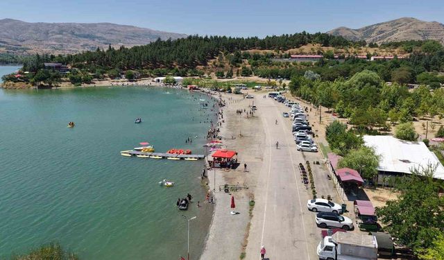 Ege ve Akdeniz sahillerini aratmayan görüntüler: Doğu'nun saklı denizi tatilcilerin akınına uğradı
