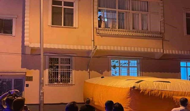 Evinin balkonundan atlamak isteyen şahsı, polisler ikna etti