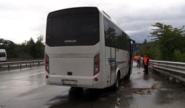 Eyüpsultan'da kontrolden çıkan servis aracı kaza yaptı: 3 yaralı