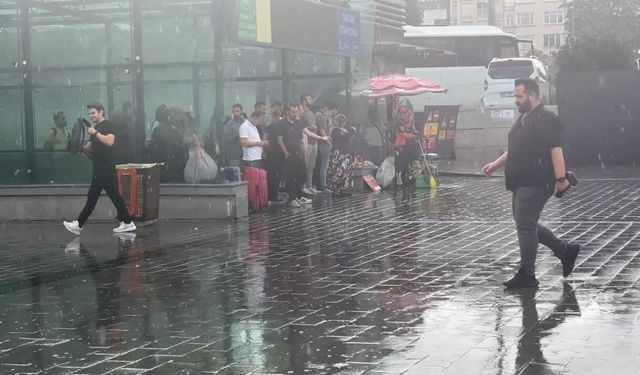 İstanbul güne yağmurla uyandı, kent bir nebze olsun serinledi