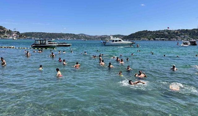 İstanbul'da sıcak hava bunalttı: Vatandaşlar kendini boğazın serin sularına bıraktı