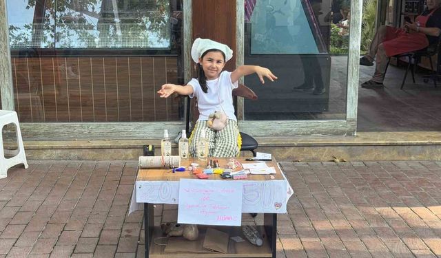 Japonya'ya gitmek için oyuncak ve takılarını satışa çıkardı