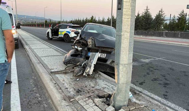 Kayseri'de otomobil aydınlatma direğine çarptı: 1 yaralı