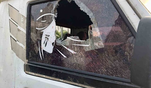 Kendisinden ucuza karpuz satan rakiplerine kızarak 3 pazarcının aracının camını kırdı