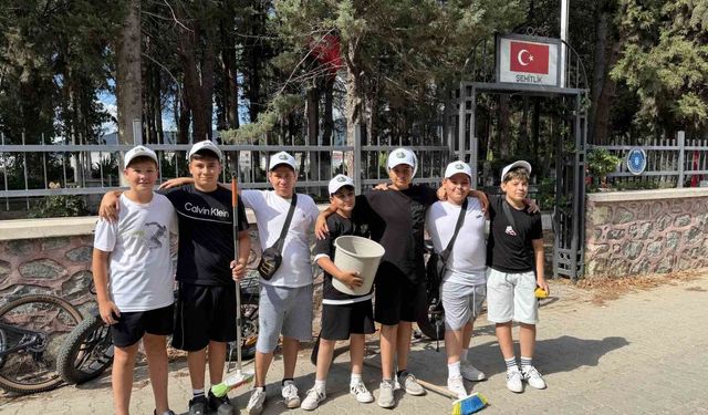Küçük yüreklerden büyük vefa: Şehitliği temizleyip güllerle donattılar