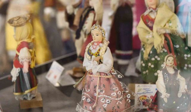 Kültürlerin renkleri folklorik bebeklerle yansıtıldı