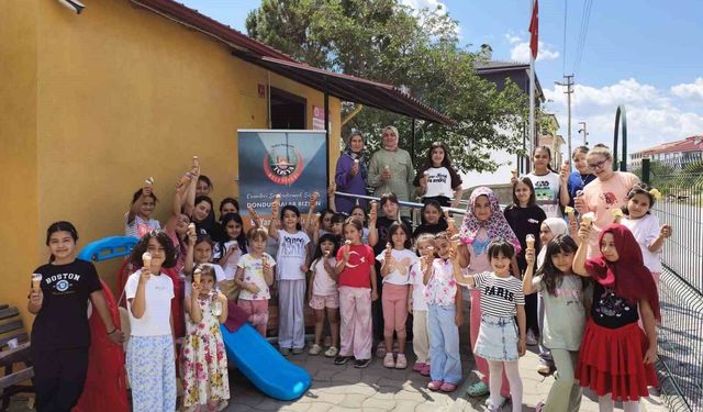 Kur'an Kursunda eğitim gören çocuklara dondurma ikramı
