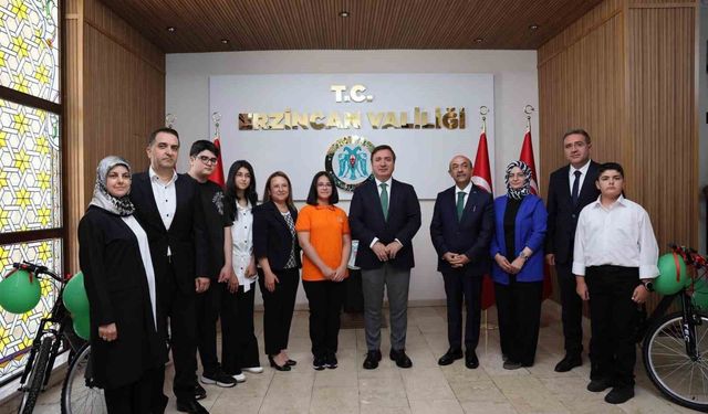LGS'de 500 tam puan alan 3 öğrenci ödüllendirildi