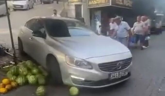 Lüks aracıyla girdiği pazar tezgahını darmadağın etti