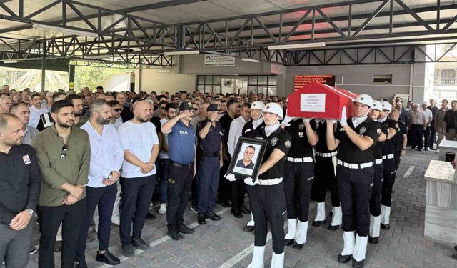 Mersin'de kalp krizi sonucu hayatını kaybeden polis memuru son yolculuğuna uğurlandı