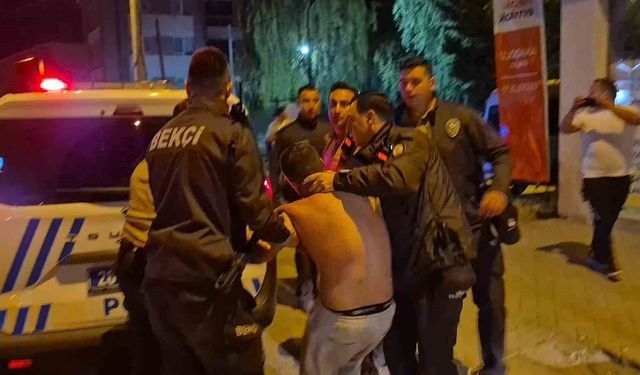 Polis ekiplerine zorluk çıkartan alkollü sürücü kafasını otobüs durağına vurdu: 'Yanıyorum, su verin. Ben teslim olmaya geldim'