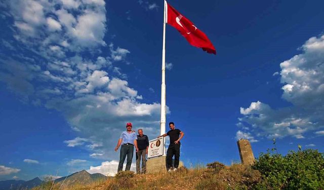 Şehit Öğretmen Neşe Alten'in adını bin 215 rakımlı tepede yaşattı: 16 metrelik Türk bayrağı dikti