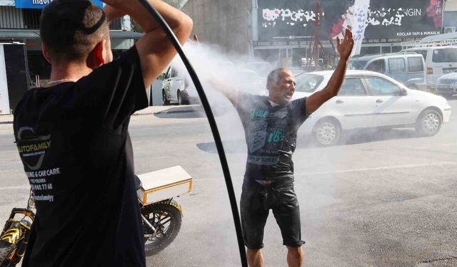 Sıcaktan bunalan vatandaş soluğu oto yıkamacıda aldı