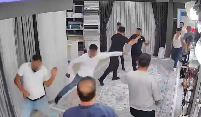Sopa ve bıçakla kovaladıkları adam perde dükkanına dalınca ortalık karıştı; o anlar kamerada