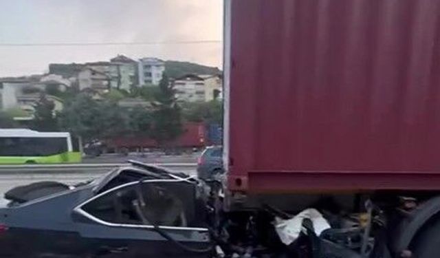 Tıra arkadan çarpan otomobil preslendi: Baba ile oğlu hayatını kaybetti