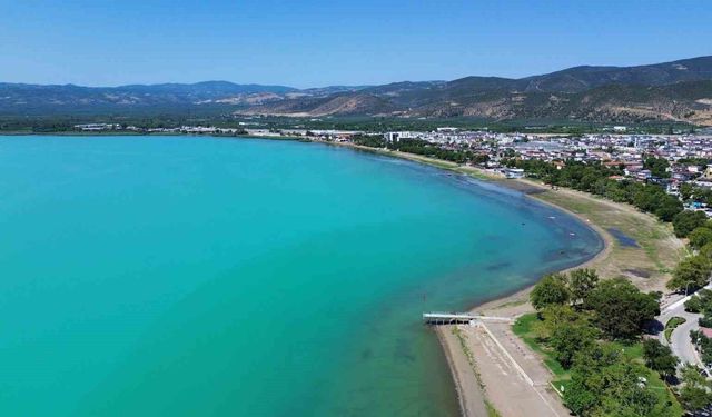 Turkuaza bürünen İznik Gölü mest etti