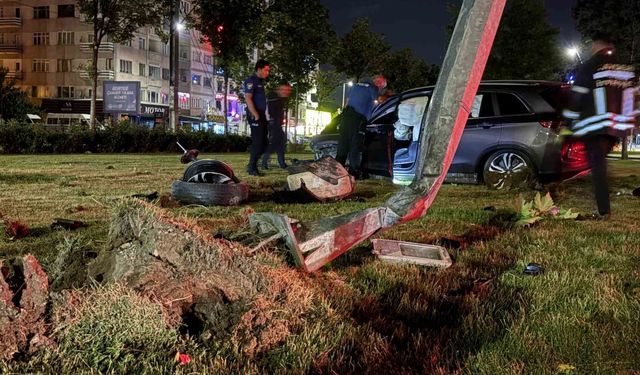 Virajı alamayan SUV araç aydınlatma direğini yerinden söktü: 1 yaralı
