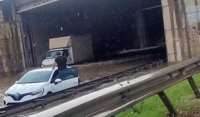 Yollar göle döndü, yağmur suları şelale gibi aktı