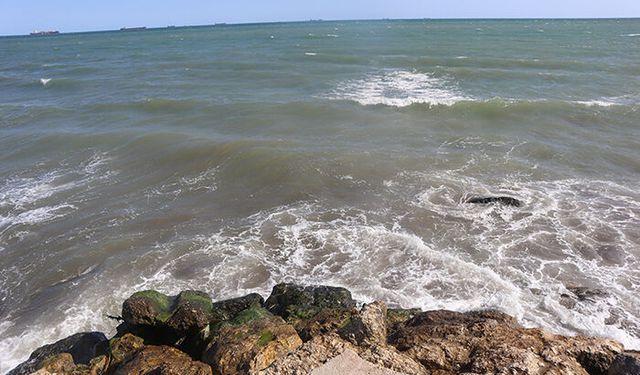 Mersin’de etkili olan rüzgar denizin rengini değiştirdi