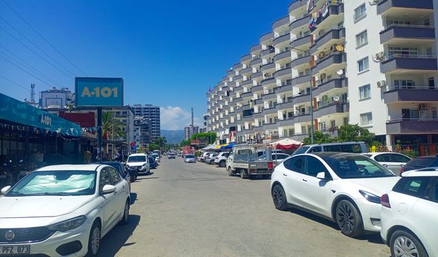 Yüz binlerce araç, yetersiz otopark: Mersin'de yaz çilesi