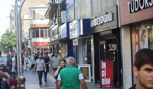 Mersinlinin yaz sıcaklarıyla imtihanı: “Alıştık” diyen de var, “Sinir ediyor” diyen de!