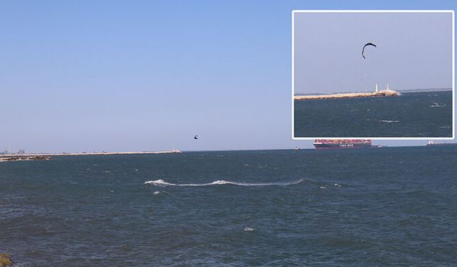 Mersin’de yaşanan rüzgarlı havayı fırsat bilen bir vatandaş kitesurf yaptı